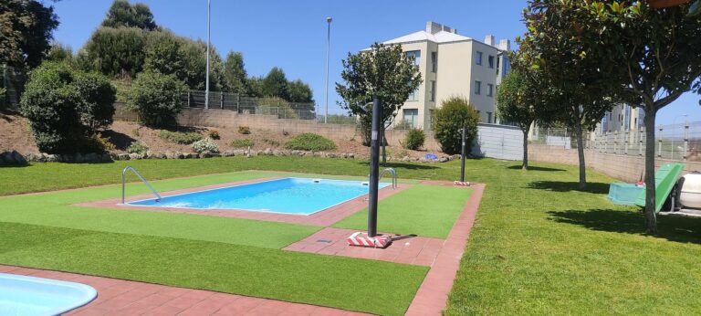 Piscina de la urbanización del apartamento en Rianxo