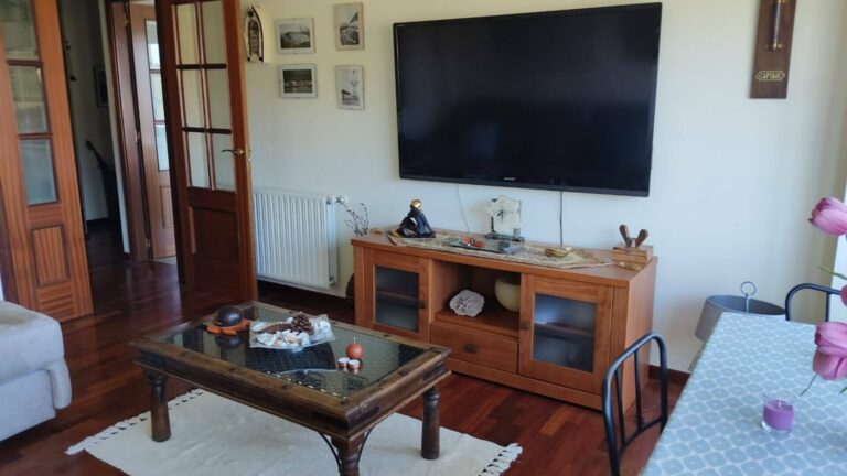 Salón del apartamento en Rianxo con televisión