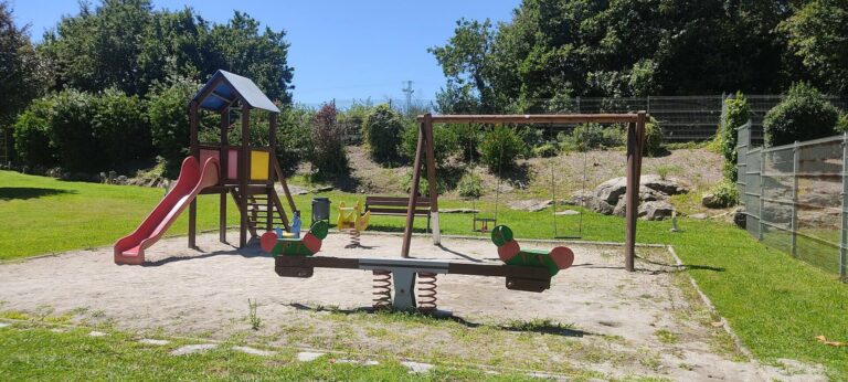 Zona infantil de la urbanización en Rianxo