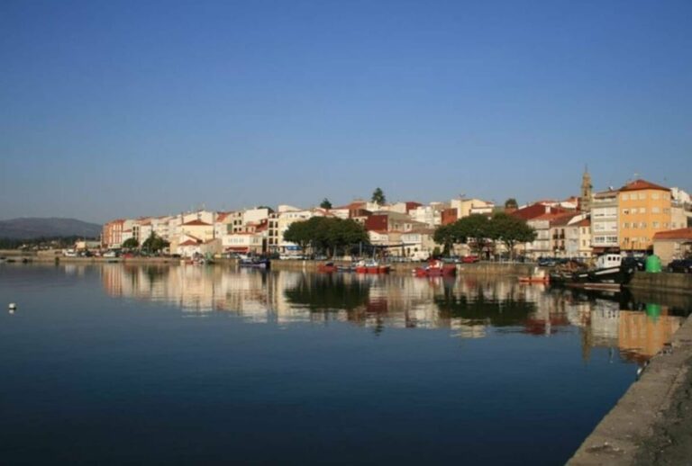 Vista de Rianxo desde la Ría de Arousa